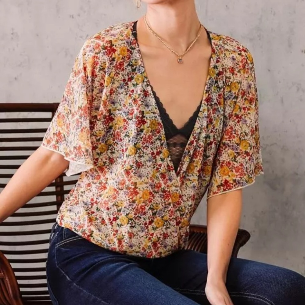 Willow & Root Semi Sheer Surplice Floral V-Neck Blouse, size Large